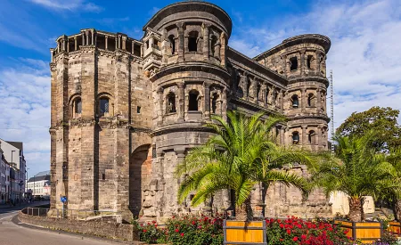 Impozantní brána Porta Nigra ve městě Trier