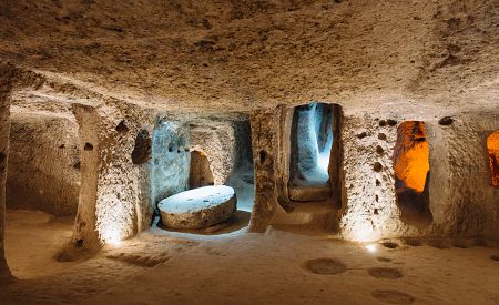 Podzemní město Derinkuyu – starobylé víceúrovňové jeskynní město v Kappadokii