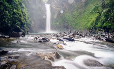 Nezapomenutelná podívaná na 21 metrů vysoký vodopád Tappia u Batadu