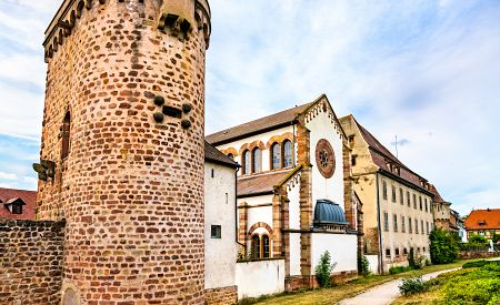 Překrásná synagoga a původní hradby v městě Obernai