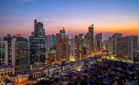 Večerní panorama čtvrti Makati v Manile