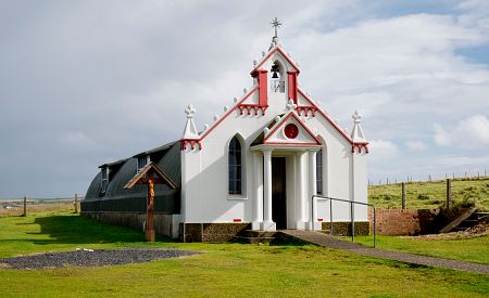 Kaple postavená italskými vojáky z dostupných materiálů na ostrově Lamb Holm