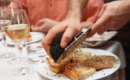 Ochutnávka lanýžů – vzácné houby strouhané na chléb s olivovým olejem