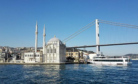 Výhled na most dělící Istanbul na evropskou a asijskou část při plavbě po Bosporu