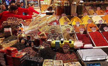 Voňavé koření a pochutiny Velkého bazaru v Istanbulu