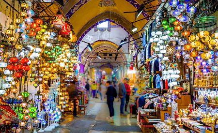 Pestrobarevné uličky Velkého bazaru lákají k nákupu… Odoláte?