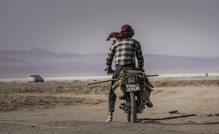 Cesta íránskou pouští na motorce