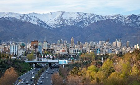 Hlavní město Teherán obklopené horami
