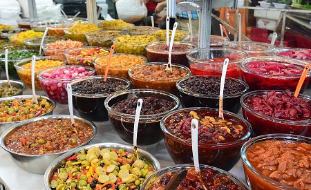 Tradiční sladkosti na trhu v Teheránské čtvrti Darband