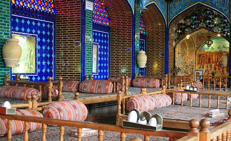 Působivá íránská restaurace ve stylu sezení v tureckém sedu