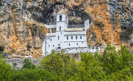 Magický klášter Ostrog vytesaný do skalní stěny