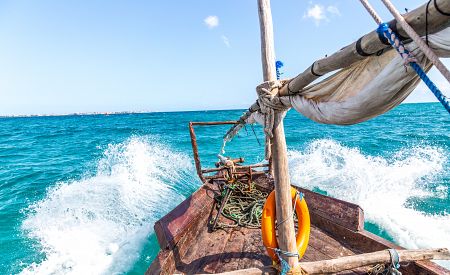 Tradiční zanzibarská loďka dhow v divokých vodách Indického oceánu