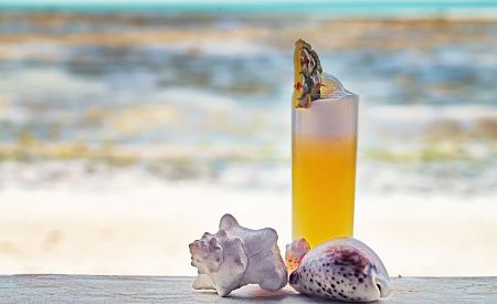 Vychutnejte si relax na pláži s lahodným drinkem…