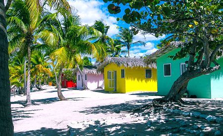 Kouzelné barevné chatičky typické pro pláže Dominikánské republiky