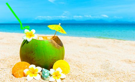 Vysněné lenošení na pláži s osvěžujícím koktejlem z čerstvého kokosu