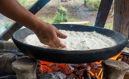 Příprava tradičního pokrmu cassava (manioková placka)