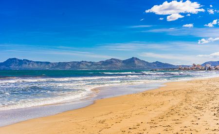 Písečné pláže a divoké pobřeží Středozemního moře v Can Picafortu