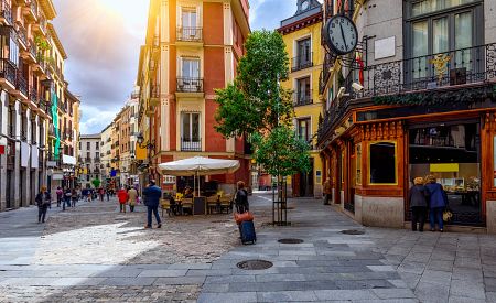 Stará útulná ulice v historické části Madridu