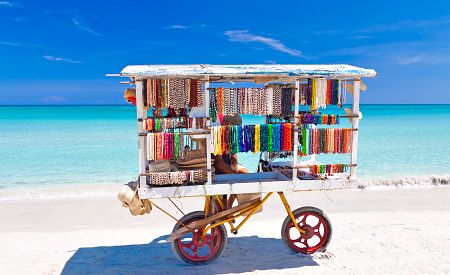 Mobilní prodej místních výrobků přímo na kubánských plážích