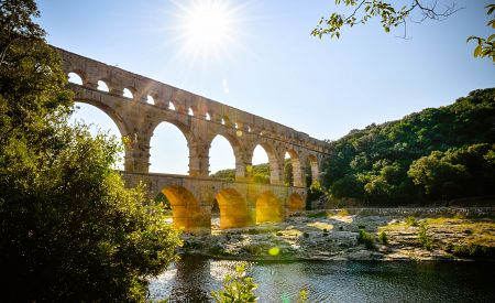 Impozantní římský akvadukt na řece Gardě