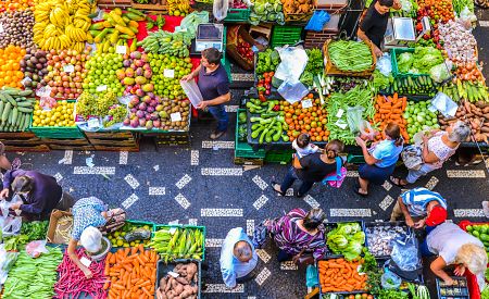 Funchalská tržnice plná čerstvého ovoce a zeleniny