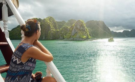 Poklidná plavba zátokou Ha Long Bay – Dračí zátokou