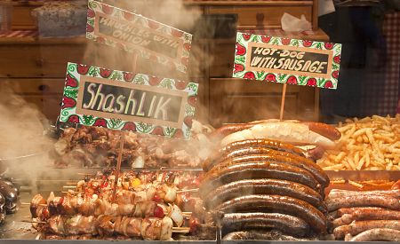 Chutné grilované klobásy a maďarské speciality z budapešťské tržnice