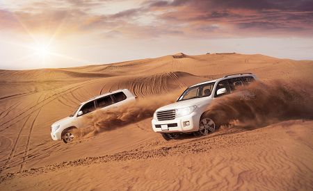 Adrenalinová jízda v písečných dunách