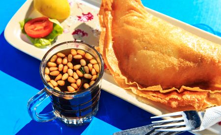 Ochutnejte tuniský brik, tradiční pochoutku plněnou vejcem, tuňákem a petrželkou!