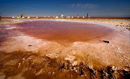 Solné jezero Chott El Jerid v saharské poušti