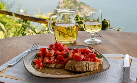 Oblíbená bruschetta, bílé víno, výhled na Aragonský hrad… Vychutnejte si italskou pohodu! 