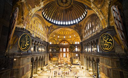 Interiér byzantského chrámu Hagia Sophia