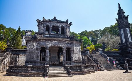 Všudypřítomná velkolepost královské hrobky Khai Dinhe v Hue