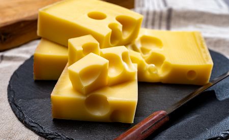 Typický švýcarský sýr – ementál