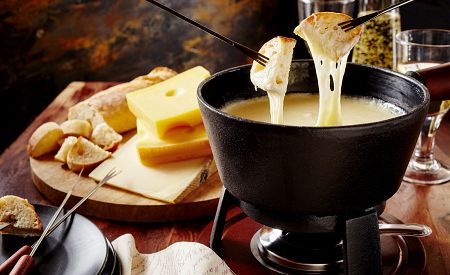 Sýrové fondue… Nenechte si ujít švýcarskou specialitu!
