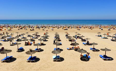 Táhlé pláže s vyhřátým pískem v oblasti Cádizu
