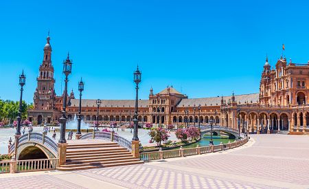 Impozantní Plaza de España ve slunné Seville