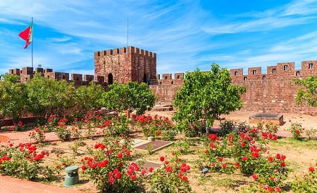 Impozantní maurský hrad se zahradou růží ve městě Silves