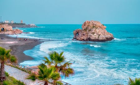 Krásná pláž a promenáda v Málaze na pobřeží Costa del Sol
