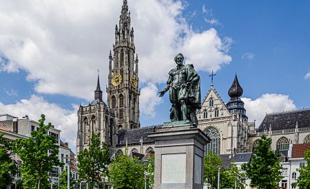 Rubensova socha s katedrálou Panny Marie na hlavním náměstí v Antverpách