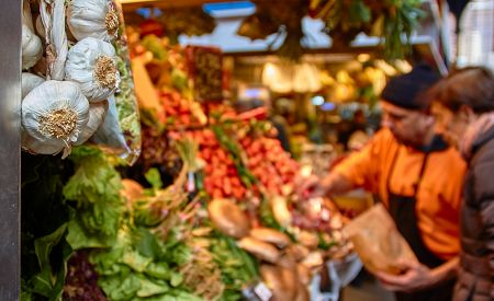 Živá a halasná tržnice s čerstvými dobrotami v Málaze