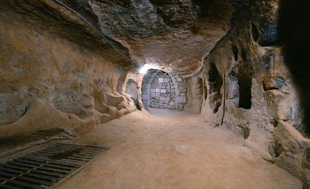 Tajuplné chodby podzemního města Saratli Kirkgoz v Kappadokii