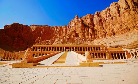 Zádušní chrám královny Hatšepsut zvaný Nejposvátnější z posvátných