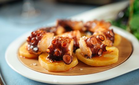 Galicijská pochoutka – chobotnice na grilu s plátky brambor