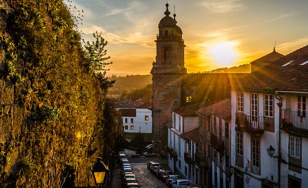 Toulky romantickými uličkami Santiaga de Compestala při západu slunce