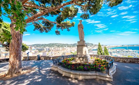 Krásný výhled na celé Cannes z pahorku Le Suquet