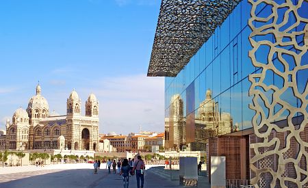 Citlivé mísení historické i moderní architektury v Marseille