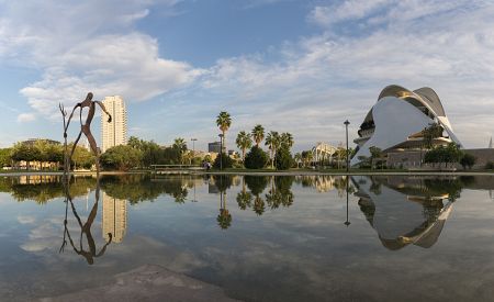 Park a komplex budov „Město vědy a umění“ u řeky Turia ve Valencii