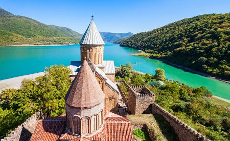 Krásný pohled na hrad Ananuri v Gruzii