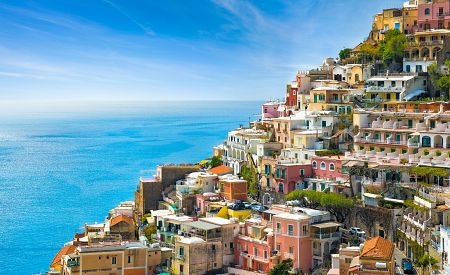 Známé domy na útesech Amalfi